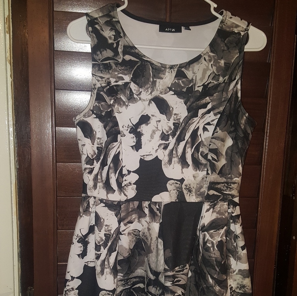 Apt 9 dress b/w floral sleevless dress